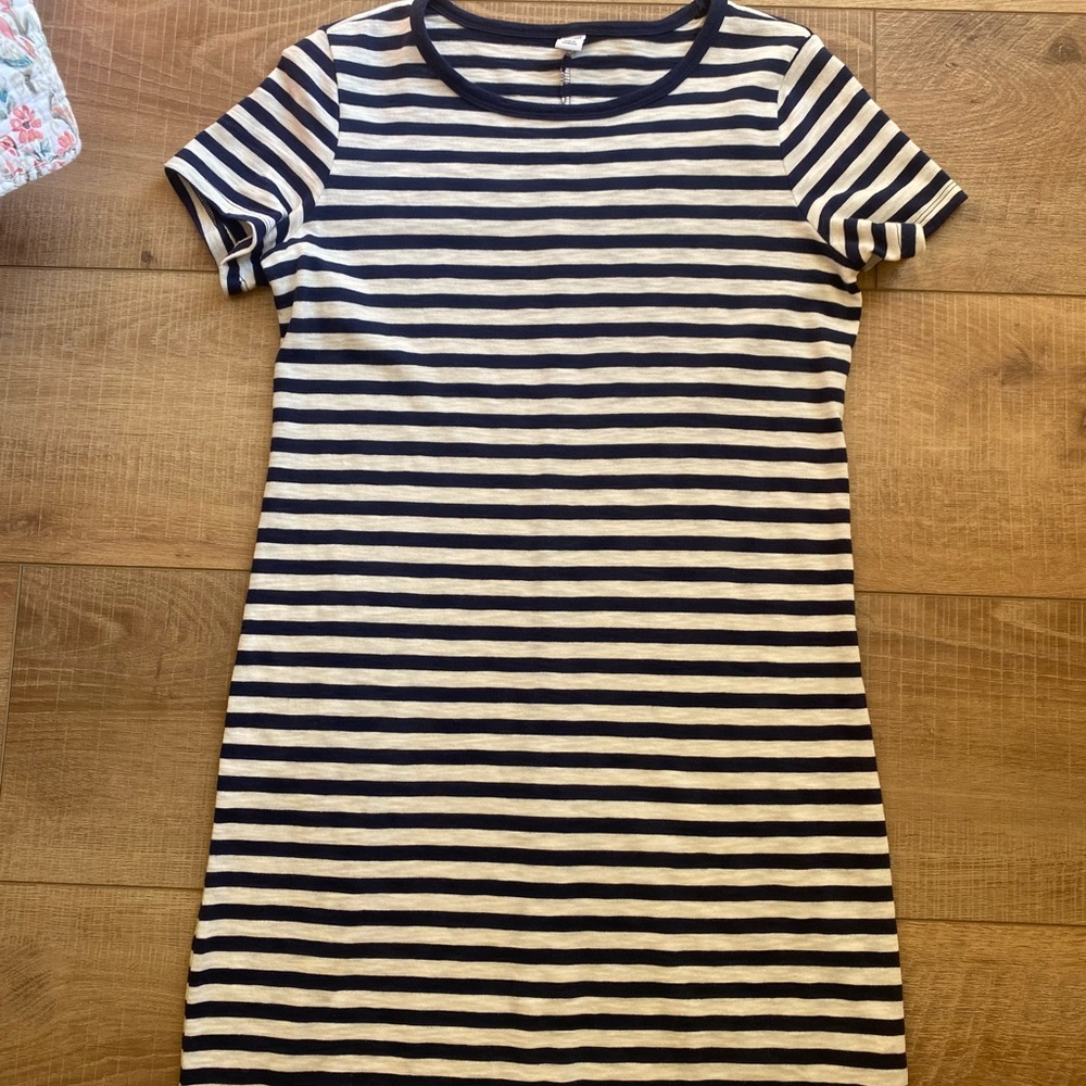 Old Navy dress size small. Navy and white stripes.